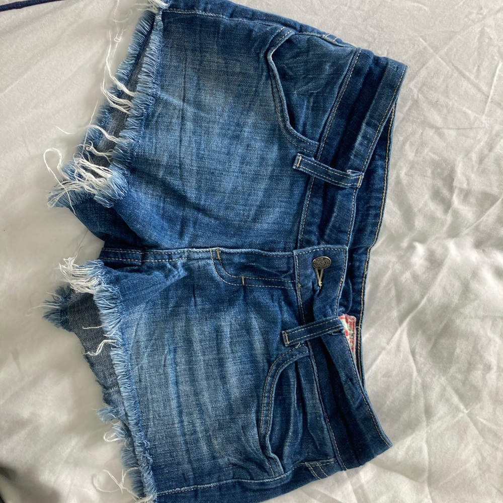 Denim jean shorts with frayed ends